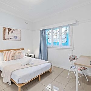 Boutique Double Room - Centrally Located - Shared Bathroom
